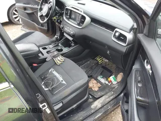 2017 Kia Sorento LX z VIN 5XYPG4A33HG274938, wystawiony jako IAAI lot #42341796 z przebiegiem 153 168 mil mil oraz . Historia ofert i sprzedaży dostępna na DreamBid. Obrazek 5.