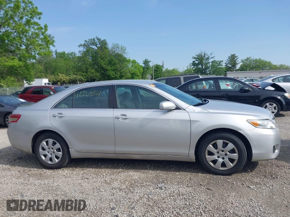 2011 Toyota Camry LE z VIN 4T1BF3EKXBU607307, wystawiony jako IAAI lot #42269501 z przebiegiem 153 051 mil mil oraz . Historia ofert i sprzedaży dostępna na DreamBid. Obrazek 12.