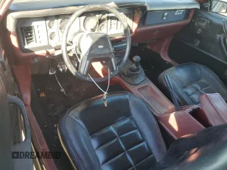 1984 Ford Mustang z VIN 1FABP27M8EF128103, wystawiony jako Copart lot #82441794 z przebiegiem 51 912 mil mil oraz Czysty tytuł • Clean title. Historia ofert i sprzedaży dostępna na DreamBid. Obrazek 8.