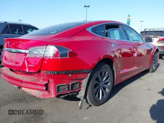 2018 Tesla Model S 75D z VIN 5YJSA1E22JF291433, wystawiony jako IAAI lot #42316194 z przebiegiem 59 143 mil mil oraz . Historia ofert i sprzedaży dostępna na DreamBid. Obrazek 4.