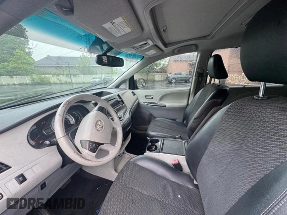2012 Toyota Sienna SE z VIN 5TDXK3DC5CS181936, wystawiony jako Copart lot #58632215 z przebiegiem 115 295 mil mil oraz Czysty tytuł • Clean title. Historia ofert i sprzedaży dostępna na DreamBid. Obrazek 8.