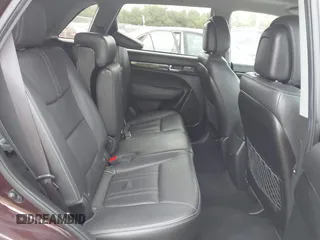 2013 Kia Sorento SX z VIN 5XYKW4A2XDG311577, wystawiony jako IAAI lot #42210698 z przebiegiem 152 599 mil mil oraz . Historia ofert i sprzedaży dostępna na DreamBid. Obrazek 8.
