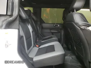 2024 Ford Bronco z VIN 1FMEE1BP7RLA56385, wystawiony jako Copart lot #50716535 z przebiegiem 6 120 mil mil oraz Czysty tytuł • Clean title. Historia ofert i sprzedaży dostępna na DreamBid. Obrazek 11.