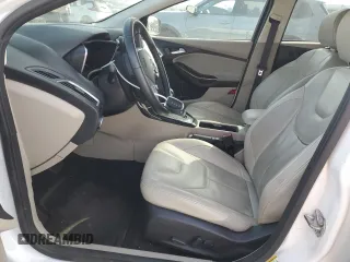 2015 Ford Focus Electric z VIN 1FADP3R43FL204874, wystawiony jako Copart lot #57968814 z przebiegiem 104 590 mil mil oraz Tytuł czysty. Historia ofert i sprzedaży dostępna na DreamBid. Obrazek 7.