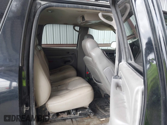 2004 Chevrolet Suburban LT with VIN 1GNEC16Z44J332278, listed as a IAAI auction lot 41902358 with 372,990 mi miles. Bid and sale history available at carsss.com. Image 8.