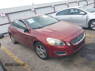 2013 Volvo S60 T5 Premier with VIN YV1612FSXD2208192, listed as a IAAI auction lot 41952296 with 197,095 mi miles. Bid and sale history available at carsss.com. Image 1.