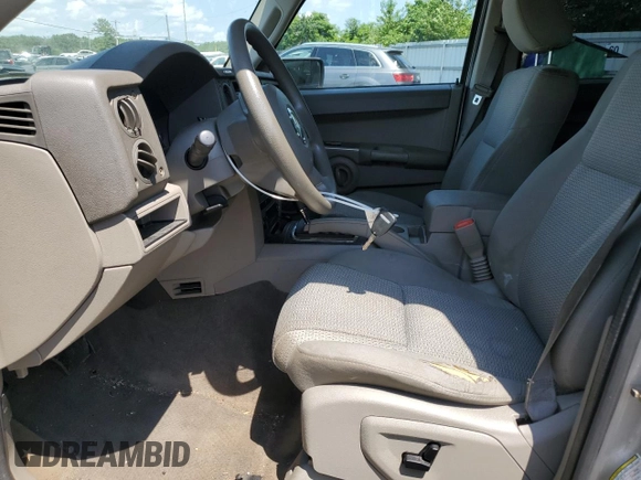 2007 Jeep Commander Sport z VIN 1J8HG48K67C651209, wystawiony jako Copart lot #64049035 z przebiegiem 216 628 mil mil oraz Szkoda całkowita • Salvage title. Historia ofert i sprzedaży dostępna na DreamBid. Obrazek 7.