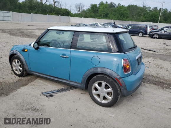 2010 MINI Hardtop z VIN WMWMF3C55ATZ21524, wystawiony jako Copart lot #57141035 z przebiegiem 155 043 mil mil oraz Nie do naprawy • Non repairable. Historia ofert i sprzedaży dostępna na DreamBid. Obrazek 2.