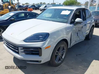 2024 Porsche Cayenne z VIN WP1AA2AY5RDA02624, wystawiony jako IAAI lot #42205528 z przebiegiem Nie podano mil oraz . Historia ofert i sprzedaży dostępna na DreamBid. Obrazek 17.