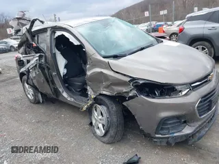 2021 Chevrolet Trax LS z VIN KL7CJNSB2MB312589, wystawiony jako IAAI lot #41738377 z przebiegiem Nie podano mil oraz . Historia ofert i sprzedaży dostępna na DreamBid. Obrazek 1.