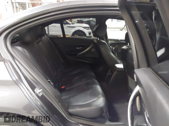 2013 BMW 3 Series 328i xDrive z VIN WBA3B3C55DJ812164, wystawiony jako IAAI lot #42473028 z przebiegiem 140 928 mil mil oraz . Historia ofert i sprzedaży dostępna na DreamBid. Obrazek 8.