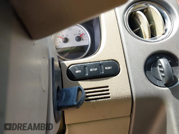 2005 Ford F-150 XLT с VIN 1FTPW14555FA82420, выставлен на аукционе IAAI как лот 42576949 с пробегом 176 361 миль миль и . История ставок и продаж доступна на DreamBid. Изображение 11.