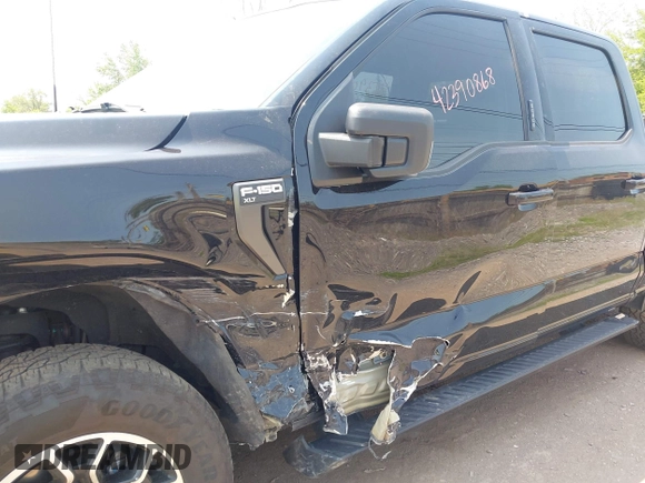 2023 Ford F-150 XL z VIN 1FTEW1EP6PKF23103, wystawiony jako IAAI lot #42390868 z przebiegiem 15 149 mil mil oraz . Historia ofert i sprzedaży dostępna na DreamBid. Obrazek 12.