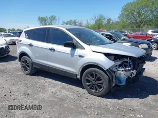 2017 Ford Escape SE z VIN 1FMCU9G93HUB34575, wystawiony jako IAAI lot #42279592 z przebiegiem 71 904 mil mil oraz . Historia ofert i sprzedaży dostępna na DreamBid. Obrazek 1.