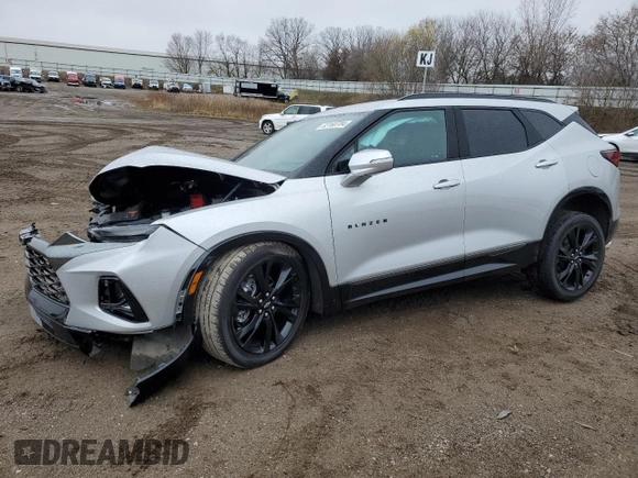 2022 Chevrolet Blazer RS z VIN 3GNKBKRS9NS146018, wystawiony jako Copart lot #82160704 z przebiegiem 27 919 mil mil oraz Czysty tytuł • Clean title. Historia ofert i sprzedaży dostępna na DreamBid. Obrazek 1.