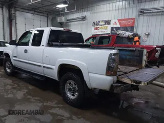 2000 GMC Sierra 2500 SLE z VIN 1GTGK29U5YZ195420, wystawiony jako IAAI lot #41440301 z przebiegiem 212 149 mil mil oraz . Historia ofert i sprzedaży dostępna na DreamBid. Obrazek 3.