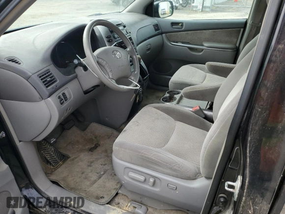 2008 Toyota Sienna CE z VIN 5TDZK23C18S127223, wystawiony jako Copart lot #58205595 z przebiegiem Nie podano mil oraz Czysty tytuł • Clean title. Historia ofert i sprzedaży dostępna na DreamBid. Obrazek 7.