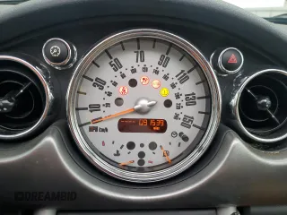 2008 MINI Convertible S z VIN WMWRH33518TU81148, wystawiony jako Copart lot #82677354 z przebiegiem 91 539 mil mil oraz Szkoda całkowita • Salvage title. Historia ofert i sprzedaży dostępna na DreamBid. Obrazek 9.
