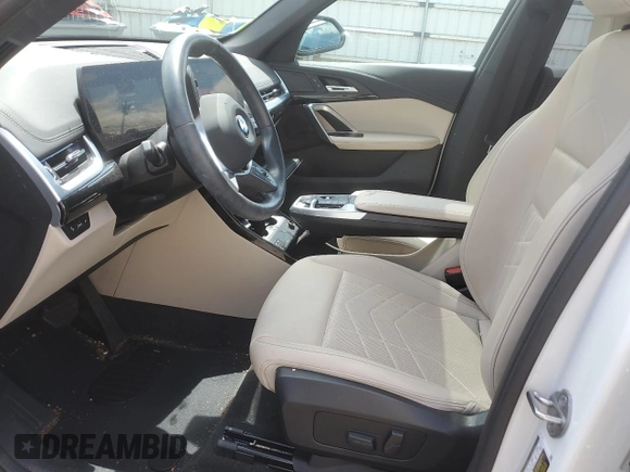 2024 BMW X1 xDrive28i z VIN WBX73EF01R5Z19955, wystawiony jako Copart lot #61263085 z przebiegiem 21 897 mil mil oraz Czysty tytuł • Clean title. Historia ofert i sprzedaży dostępna na DreamBid. Obrazek 7.