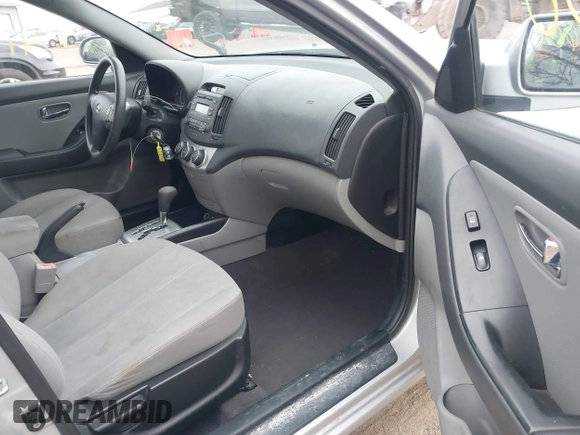 2010 Hyundai Elantra GLS z VIN KMHDU4AD0AU016204, wystawiony jako IAAI lot #41864460 z przebiegiem 176 390 mil mil oraz . Historia ofert i sprzedaży dostępna na DreamBid. Obrazek 5.