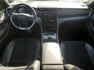 2023 Jeep Grand Cherokee Laredo z VIN 1C4RJGAG7PC662935, wystawiony jako Copart lot #47986615 z przebiegiem 12 306 mil mil oraz Szkoda całkowita • Salvage title. Historia ofert i sprzedaży dostępna na DreamBid. Obrazek 8.