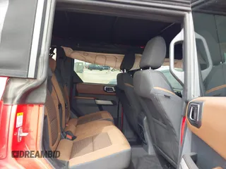 2022 Ford Bronco z VIN 1FMDE5DH7NLA98557, wystawiony jako IAAI lot #41746093 z przebiegiem 61 718 mil mil oraz . Historia ofert i sprzedaży dostępna na DreamBid. Obrazek 8.