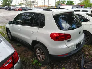 2016 Volkswagen Tiguan R-Line with VIN WVGBV7AX1GW003636, listed as a IAAI auction lot 42182478 with 137,437 mi miles and . Bid and sale history available at DreamBid. Image 3.
