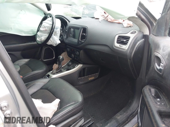 2020 Jeep Compass Latitude z VIN 3C4NJDBB9LT252474, wystawiony jako IAAI lot #42245000 z przebiegiem 62 186 mil mil oraz . Historia ofert i sprzedaży dostępna na DreamBid. Obrazek 5.