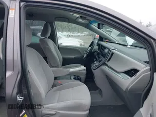 2015 Toyota Sienna LE AAS z VIN 5TDKK3DCXFS530765, wystawiony jako IAAI lot #42106089 z przebiegiem 113 115 mil mil oraz . Historia ofert i sprzedaży dostępna na DreamBid. Obrazek 5.