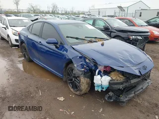 2025 Toyota Camry LE z VIN 4T1DAACK0SU042306, wystawiony jako IAAI lot #41997830 z przebiegiem 5 046 mil mil oraz . Historia ofert i sprzedaży dostępna na DreamBid. Obrazek 1.