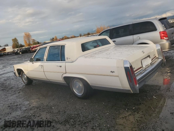 1988 Cadillac Brougham z VIN 1G6DW51Y1JR761749, wystawiony jako Copart lot #80371494 z przebiegiem 1271 mil mil oraz Tytuł czysty. Historia ofert i sprzedaży dostępna na DreamBid. Obrazek 2.