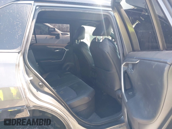 2021 Toyota RAV4 Hybrid XSE z VIN 4T3E6RFV4MU058397, wystawiony jako IAAI lot #42060980 z przebiegiem 236 612 mil mil oraz . Historia ofert i sprzedaży dostępna na DreamBid. Obrazek 8.