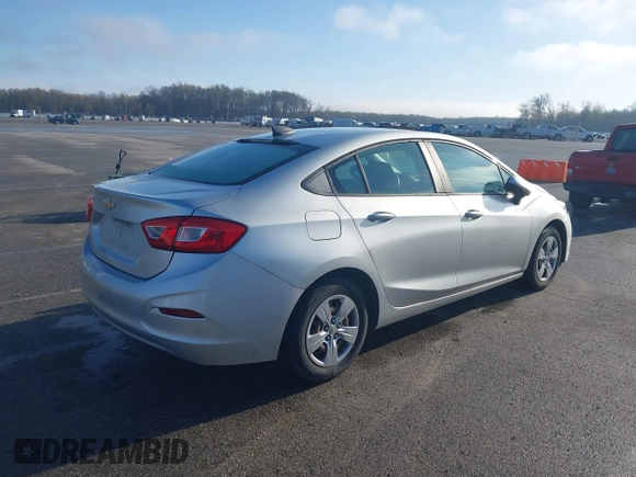 2017 Chevrolet Cruze LS z VIN 1G1BC5SM7H7244219, wystawiony jako IAAI lot #41905112 z przebiegiem 177 773 mil mil oraz . Historia ofert i sprzedaży dostępna na DreamBid. Obrazek 4.