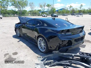 2018 Chevrolet Camaro 1LT z VIN 1G1FB1RX8J0184852, wystawiony jako IAAI lot #42268638 z przebiegiem 99 610 mil mil oraz . Historia ofert i sprzedaży dostępna na DreamBid. Obrazek 3.