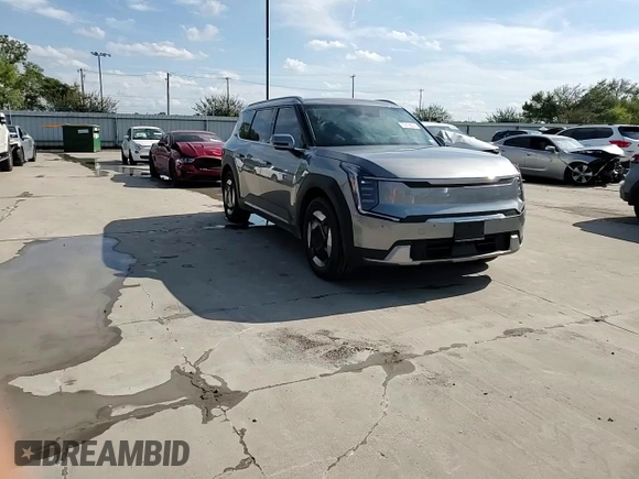 2024 Kia EV9 Wind z VIN KNDAFFS52R6030609, wystawiony jako Copart lot #72476804 z przebiegiem 8218 mil mil oraz Szkody całkowita. Historia ofert i sprzedaży dostępna na DreamBid. Obrazek 11.