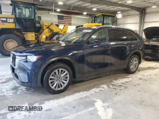 2024 Mazda CX-90 Preferred z VIN JM3KKBHAXR1131043, wystawiony jako Copart lot #55139545 z przebiegiem 15 885 mil mil oraz Szkoda całkowita • Salvage title. Historia ofert i sprzedaży dostępna na DreamBid. Obrazek 1.