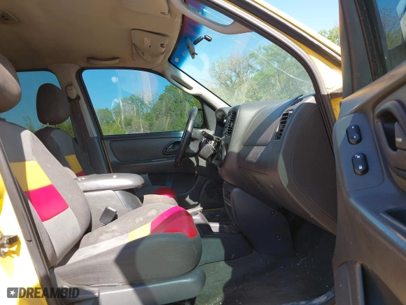 2003 Ford Escape XLS Popular with VIN 1FMYU92113KD90189, listed as a IAAI auction lot 42082279 with 261,215 mi miles. Bid and sale history available at carsss.com. Image 5.