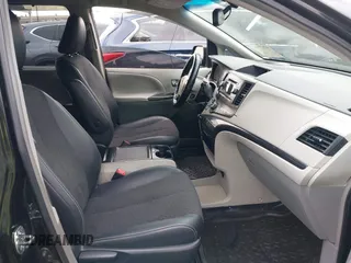 2013 Toyota Sienna SE z VIN 5TDXK3DC3DS405075, wystawiony jako IAAI lot #42127766 z przebiegiem 74 110 mil mil oraz . Historia ofert i sprzedaży dostępna na DreamBid. Obrazek 5.