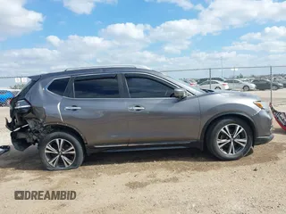 2017 Nissan Rogue SL z VIN 5N1AT2MT0HC881736, wystawiony jako IAAI lot #41506635 z przebiegiem 136 389 mil mil oraz . Historia ofert i sprzedaży dostępna na DreamBid. Obrazek 13.