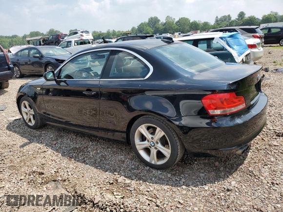 2013 BMW 1 Series 128i z VIN WBAUP9C51DVS95415, wystawiony jako Copart lot #65055485 z przebiegiem 88 907 mil mil oraz Czysty tytuł • Clean title. Historia ofert i sprzedaży dostępna na DreamBid. Obrazek 2.