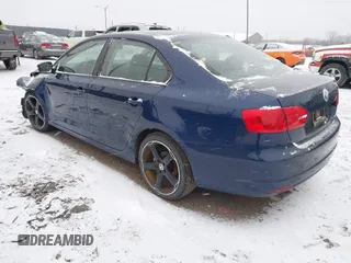 2014 Volkswagen Jetta S z VIN 3VW2K7AJXEM335027, wystawiony jako IAAI lot #41238282 z przebiegiem 157 568 mil mil oraz . Historia ofert i sprzedaży dostępna na DreamBid. Obrazek 3.