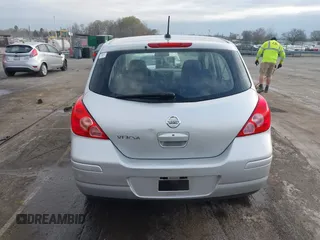 2007 Nissan Versa S z VIN 3N1BC13E47L369909, wystawiony jako IAAI lot #41831330 z przebiegiem 115 767 mil mil oraz . Historia ofert i sprzedaży dostępna na DreamBid. Obrazek 16.