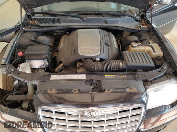 2005 Chrysler 300 C z VIN 2C3JA63H95H577428, wystawiony jako Copart lot #50975795 z przebiegiem 130 630 mil mil oraz Szkoda całkowita • Salvage title. Historia ofert i sprzedaży dostępna na DreamBid. Obrazek 12.