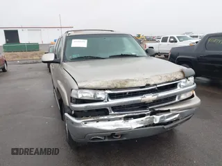2000 Chevrolet Suburban LT with VIN 3GNFK16T7YG210170, listed as a IAAI auction lot 41665395 with 215,517 mi miles. Bid and sale history available at carsss.com. Image 6.