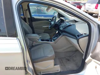 2013 Ford Escape SE z VIN 1FMCU0GX4DUA52665, wystawiony jako IAAI lot #42815684 z przebiegiem 248 336 mil mil oraz . Historia ofert i sprzedaży dostępna na DreamBid. Obrazek 5.