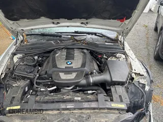 2008 BMW 6 Series 650i z VIN WBAEA53558CV90985, wystawiony jako Copart lot #57308835 z przebiegiem 99 340 mil mil oraz Czysty tytuł • Clean title. Historia ofert i sprzedaży dostępna na DreamBid. Obrazek 7.