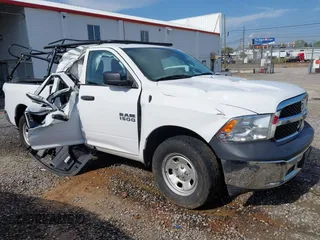 2018 Ram 1500 Express z VIN 1C6RR7FG4JS328304, wystawiony jako IAAI lot #42028795 z przebiegiem 164 587 mil mil oraz . Historia ofert i sprzedaży dostępna na DreamBid. Obrazek 1.