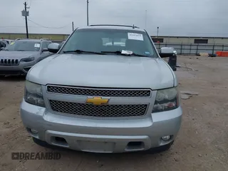 2014 Chevrolet Tahoe LTZ z VIN 1GNSCCE04ER159110, wystawiony jako IAAI lot #41615653 z przebiegiem 171 422 mil mil oraz . Historia ofert i sprzedaży dostępna na DreamBid. Obrazek 12.