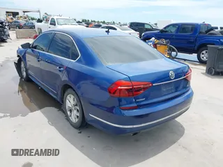 2017 Volkswagen Passat S z VIN 1VWAT7A34HC003813, wystawiony jako IAAI lot #42322928 z przebiegiem 207 115 mil mil oraz . Historia ofert i sprzedaży dostępna na DreamBid. Obrazek 3.