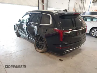 2022 Cadillac XT6 Premium Luxury z VIN 1GYKPDRS0NZ131233, wystawiony jako IAAI lot #41600244 z przebiegiem 112 258 mil mil oraz . Historia ofert i sprzedaży dostępna na DreamBid. Obrazek 3.